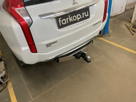Фаркоп TowRus для Mitsubishi Pajero Sport 2017-2021 (с нерж. накладкой) 159366 в Владивосток
